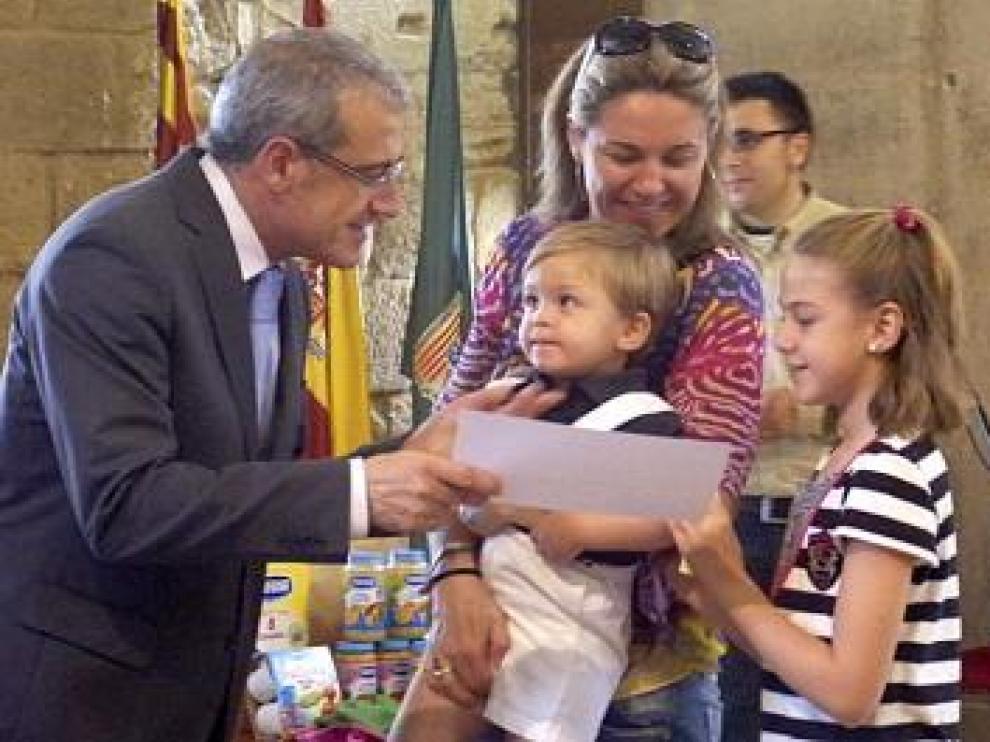 El alcalde de Fraga (izq.), en la entrega de un cheque-bebé.