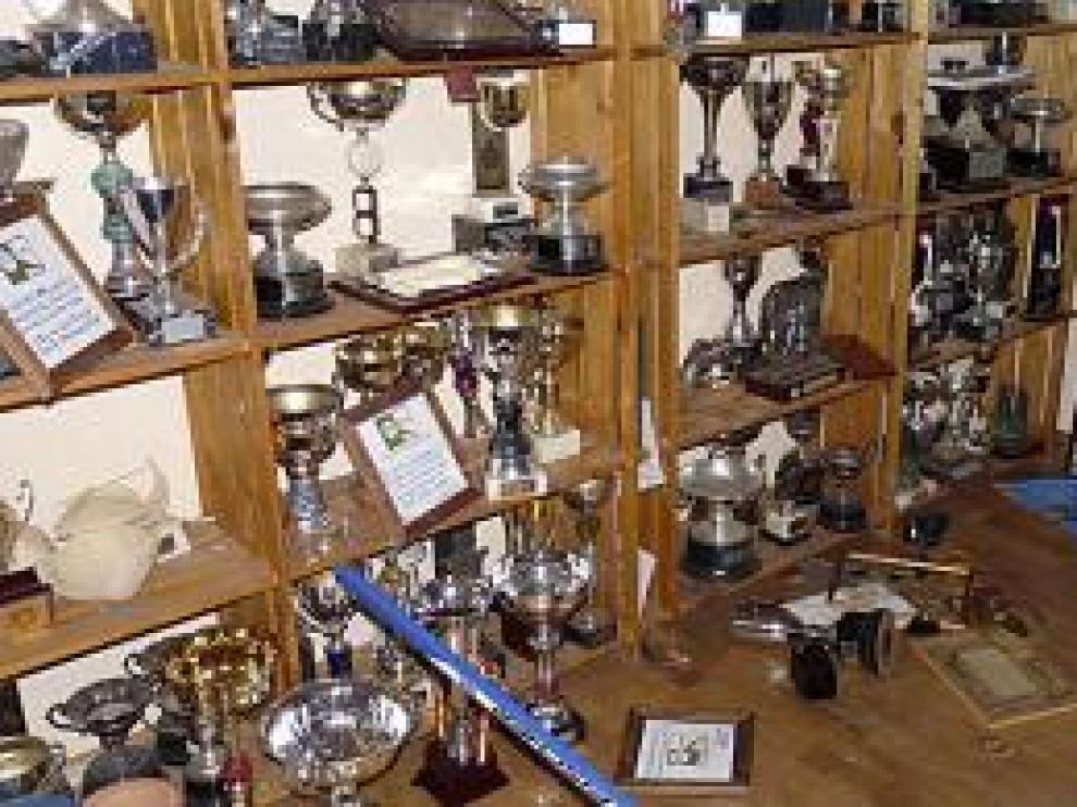 Los jóvenes causaron daños en la sala de trofeos.