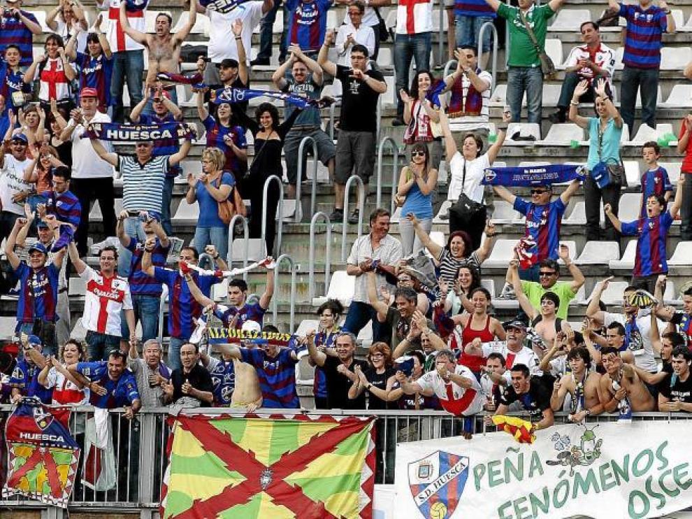 Los aficionados que se desplazaron hasta Castellón celebran el triunfo azulgrana.