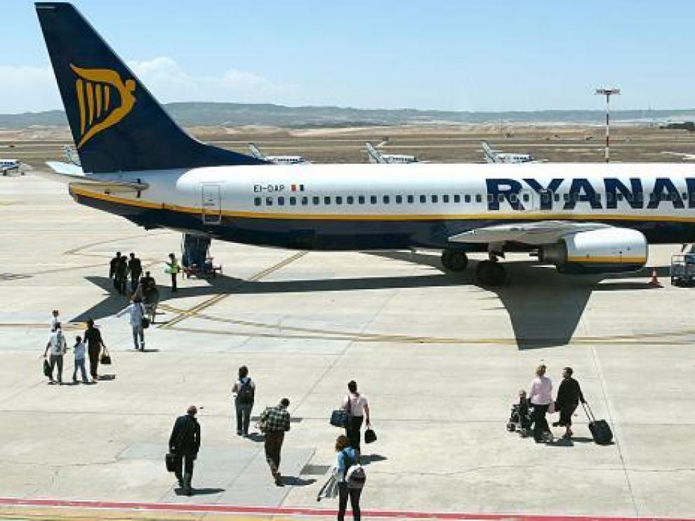 Un avión de Ryanair en el aeropuerto de Zaragoza
