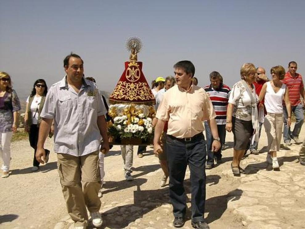 Los vecinos portan la peana de la Virgen de Sancho Abarca, patrona de Tauste.