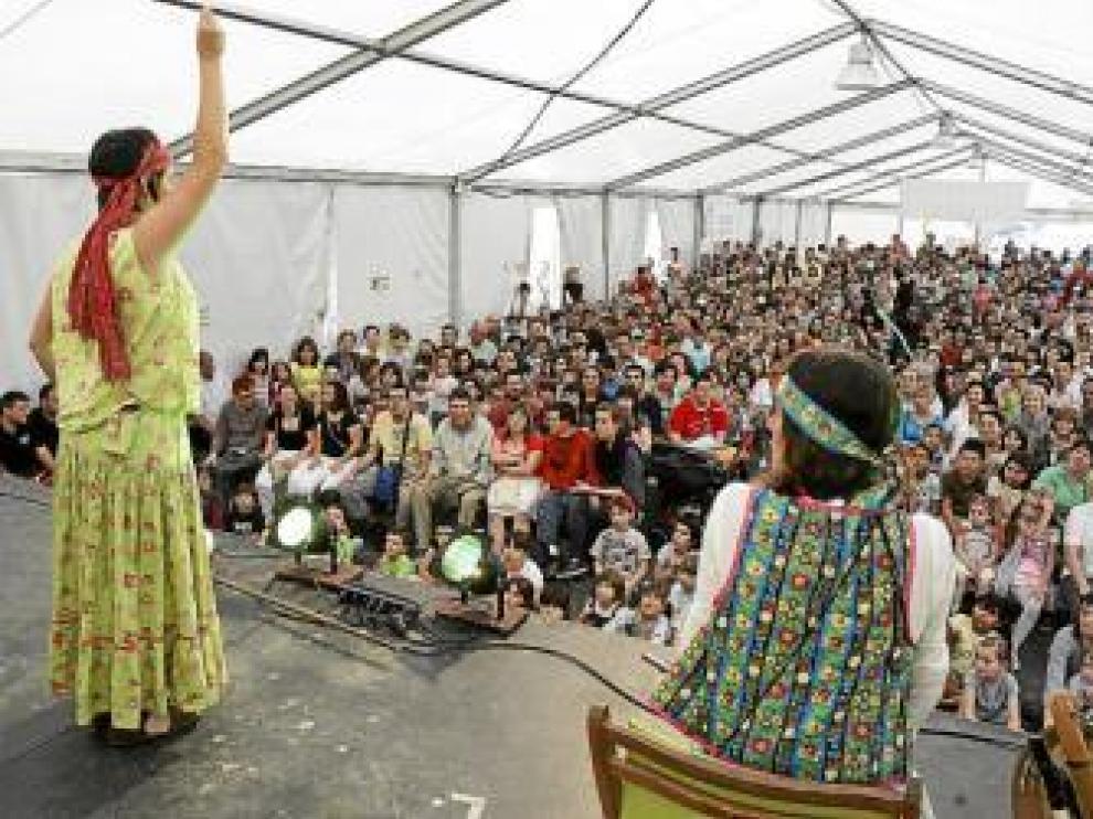 Unas 300 personas, entre ellas Aitana, abarrotaron la carpa.