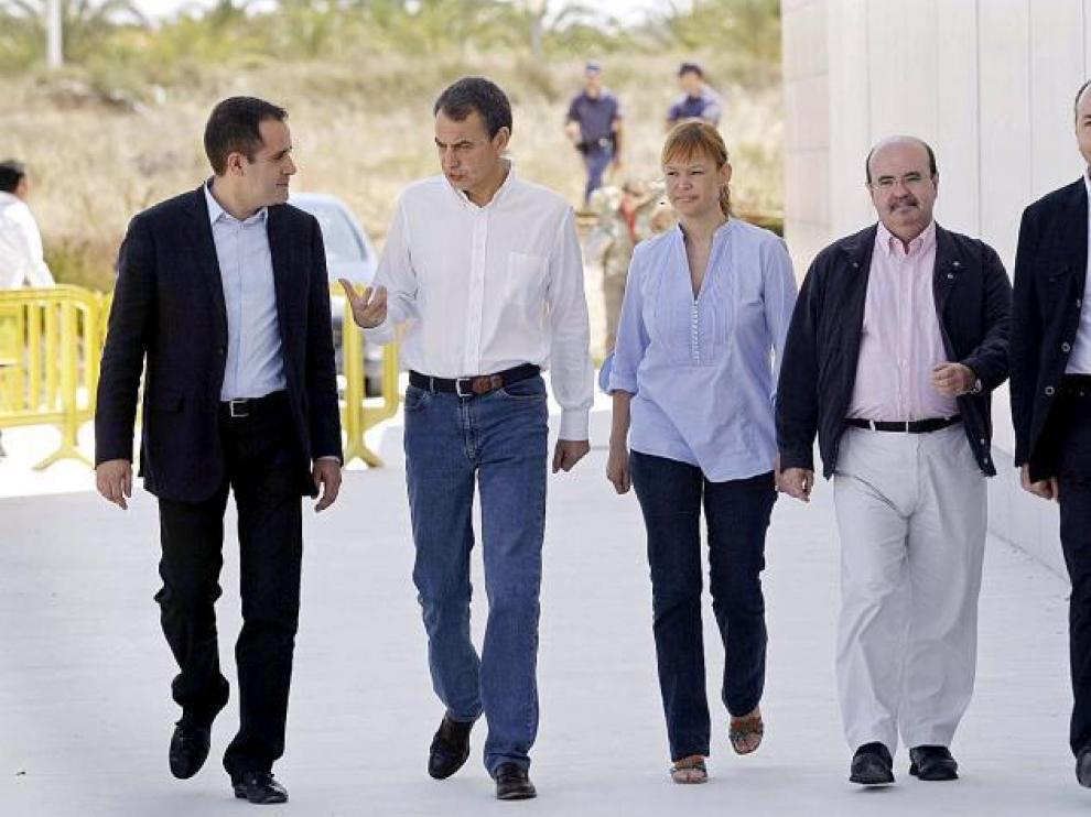 El presidente del Gobierno, rodeado de varios compañeros (entre ellos, Leire Pajín y Gaspar Zarrías) a su llegada a Elche.