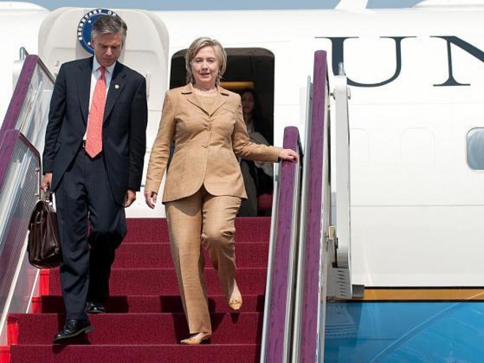 Hillary Clinton, junto al embajador de EE. UU. en China, Jon Hutsman, ayer a su llegada a Pekín.