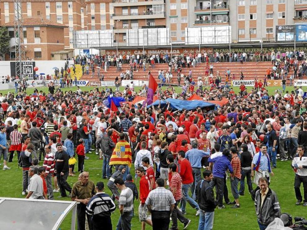 El público invadió el campo al terminar el partido y empezó a celebrar el ascenso.