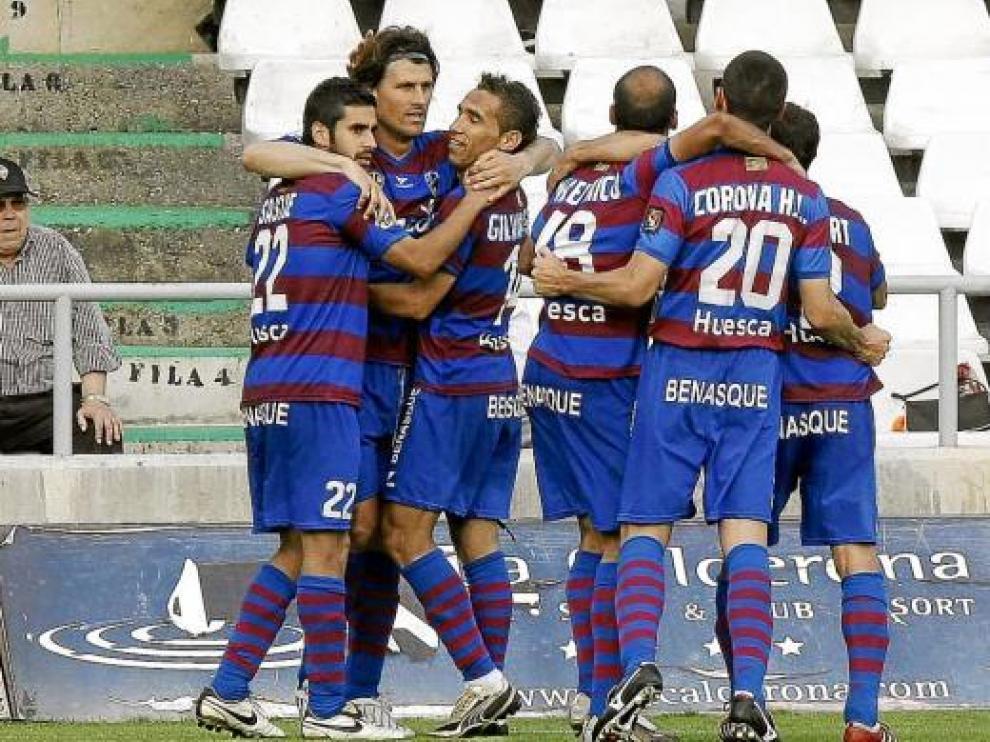Moisés, felicitado por sus compañeros tras marcar ayer en Castellón.