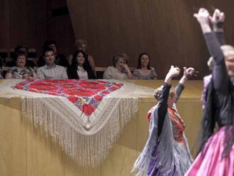 Pilarín Bueno, a la izda. en el palco, acompañada de su familia.