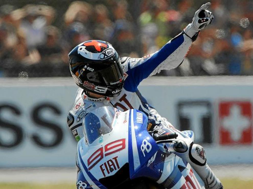 Gesto ganador de Jorge Lorenzo, exultante tras su triunfo ayer en el circuito francés de Le Mans.