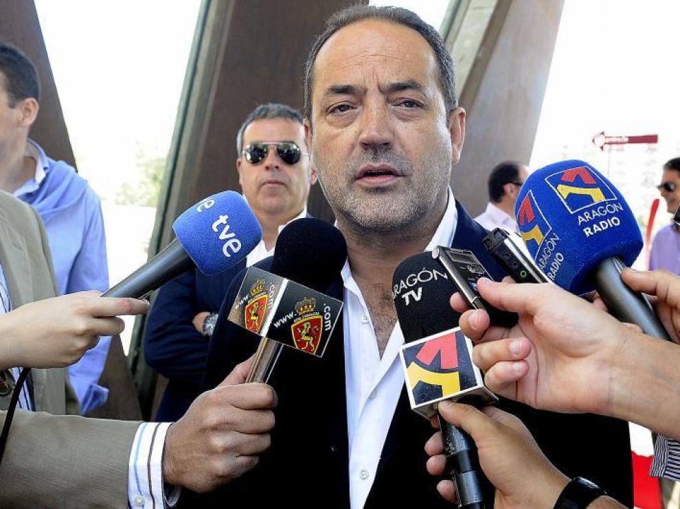 Agapito Iglesias, presidente del Real Zaragoza, ayer mientras atendía a la prensa antes del comienzo de su reunión con las peñas.