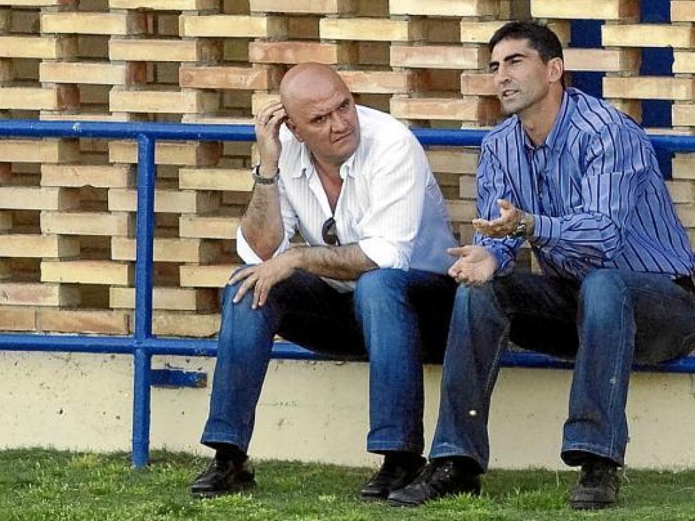 Pedro Herrera dialoga con José Aurelio Gay, durante el partido del Zaragoza B, ayer en la Ciudad Deportiva.
