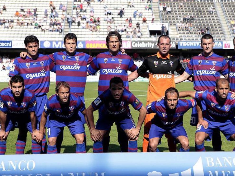 Moisés, en el centro de la imagen junto al meta Doblas, en la formación titular que Calderón puso en liza el sábado en Castellón.