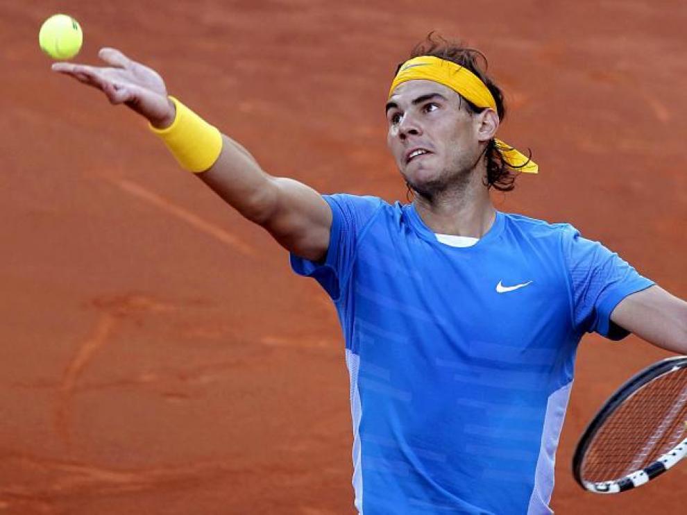 Rafa Nadal eleva la bola afilando un saque en su última final, la del Masters 1000 de Madrid ante Federer.