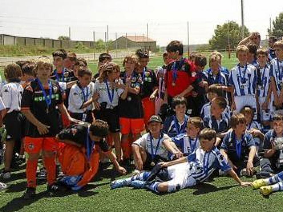 Una de las muchas fotos de familia que se realizaron a la conclusión del torneo basbastrense. Los jugadores de la Real Sociedad aparecen en primer término.
