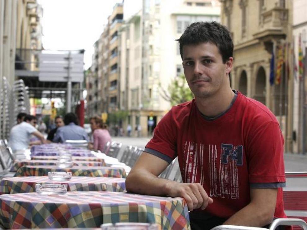 Óscar Herrero, jugador del Lobe Huesca, en una de las terrazas de los Porches de Galicia, ayer.