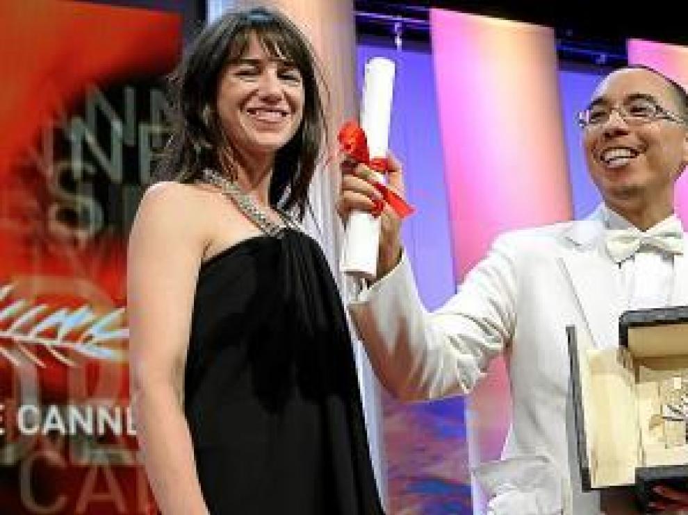 Gainsbourg y Weerasethakul, con su Palma de Oro.