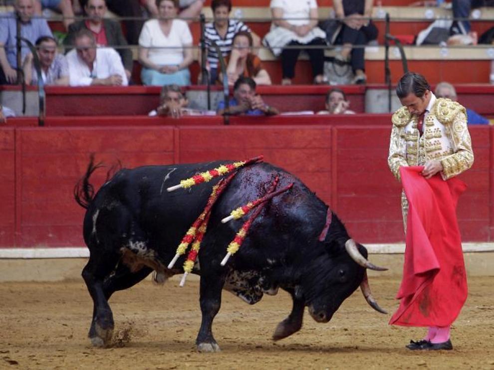 Emilio Huertas en un ayudado por alto al tercero de la tarde, de nombre Quitadón.