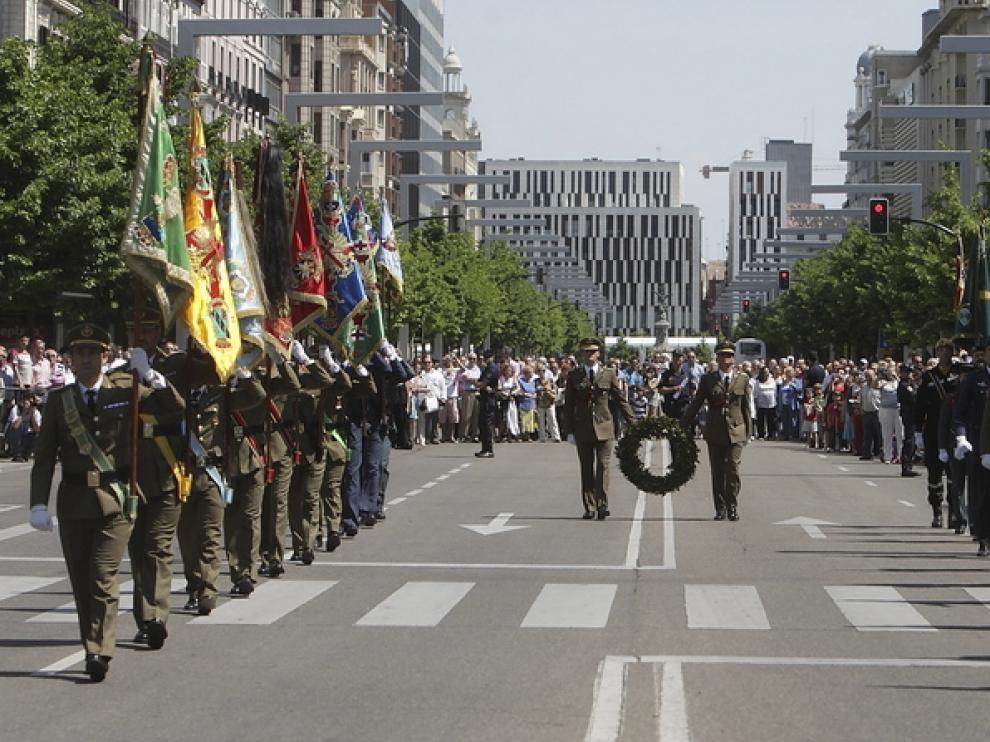 Homenaje militar a la bandera en la plaza de Aragón