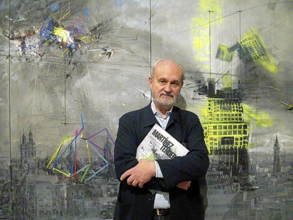 Martínez Tendero, ante una de las obras que expone en el palacio de Sástago.
