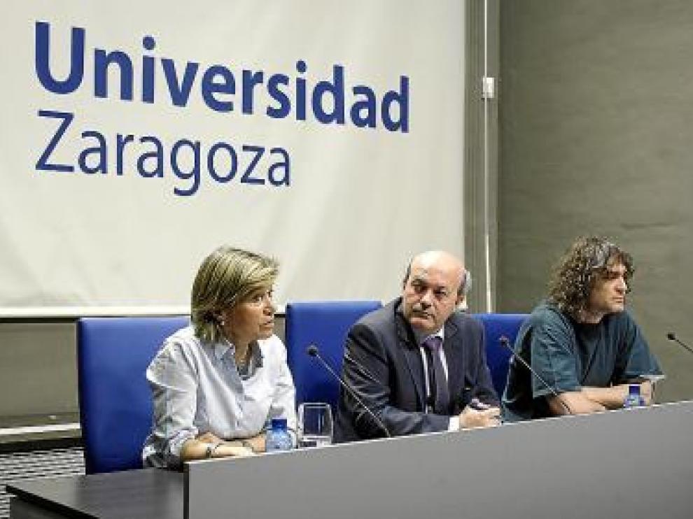 De izda. a dcha., Nerín, Beltrán y Gutiérrez, ayer en el Paraninfo.