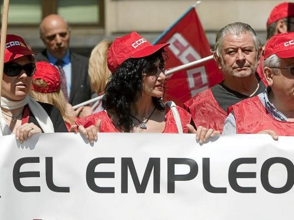 Concentración de trabajadores de centros comerciales, ayer en Zaragoza.