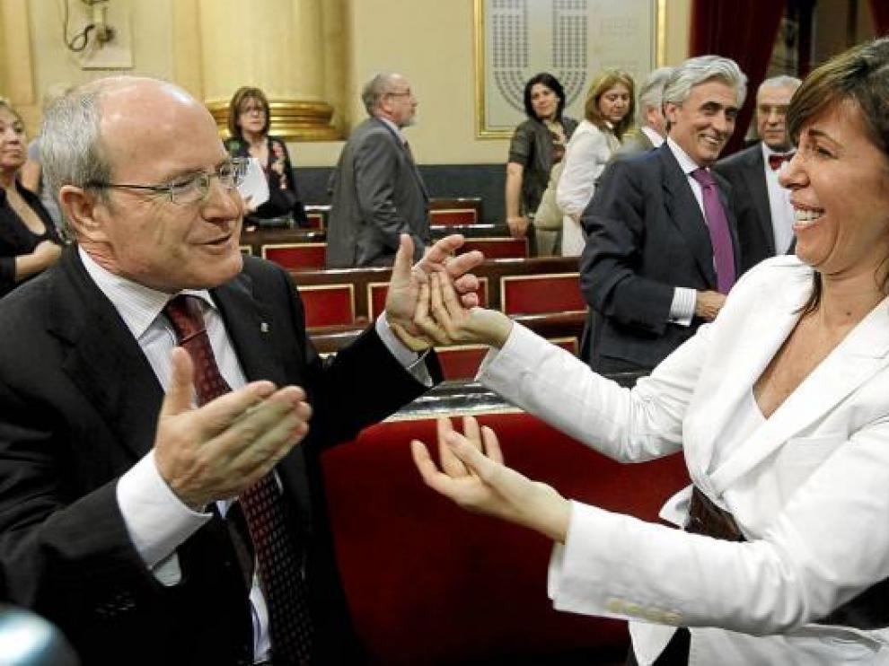 Montilla saluda a la portavoz del PP en la comisión de comunidades, Alicia Sánchez Camacho.