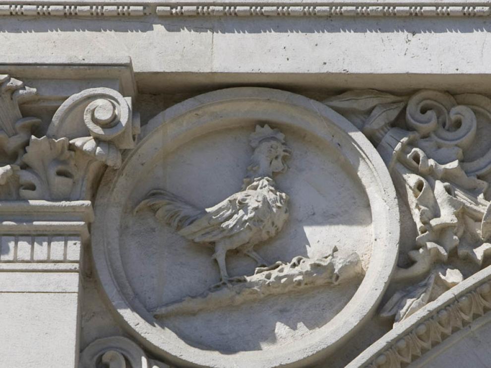 Gallo sobre el bastón de Esculapio