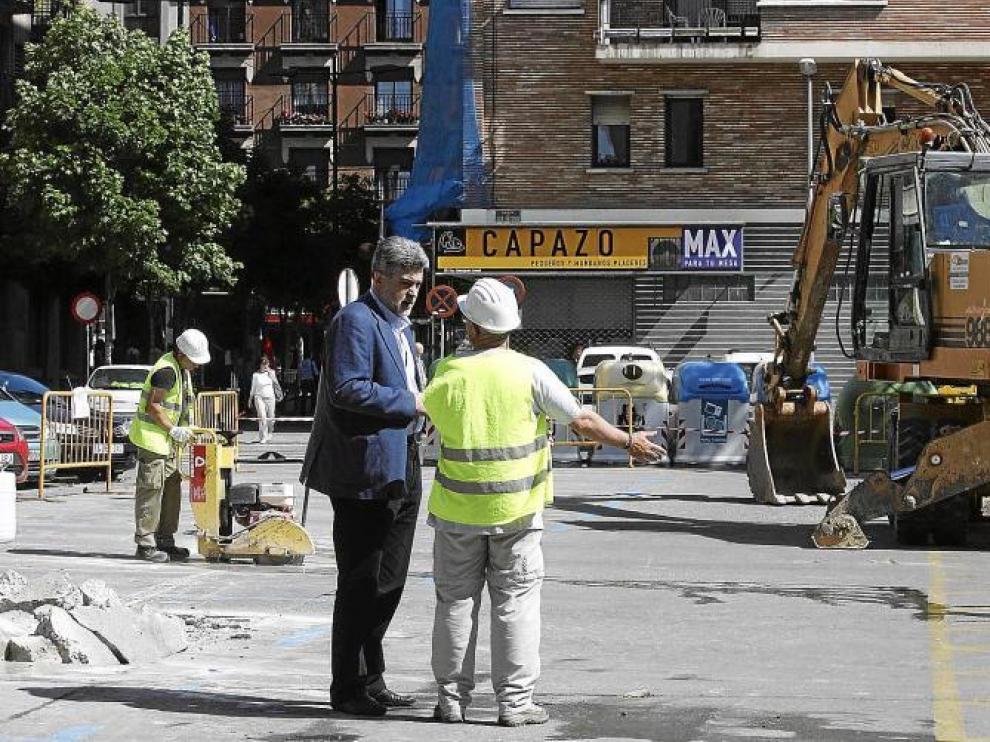 El concejal Fernando Lafuente conversa con uno de los responsables de las catas que se realizan en la plaza de San Antonio.