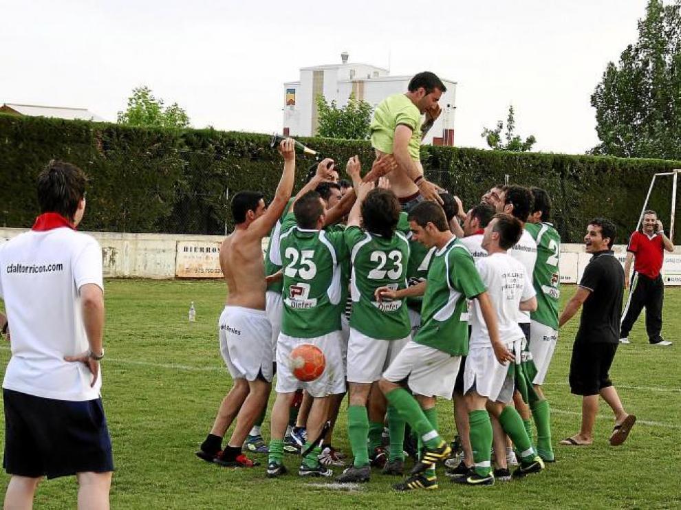 Los jugadores celebraron sobre el campo el ascenso a Tercera División, una vez finalizó el Teruel 2- Noja 1.