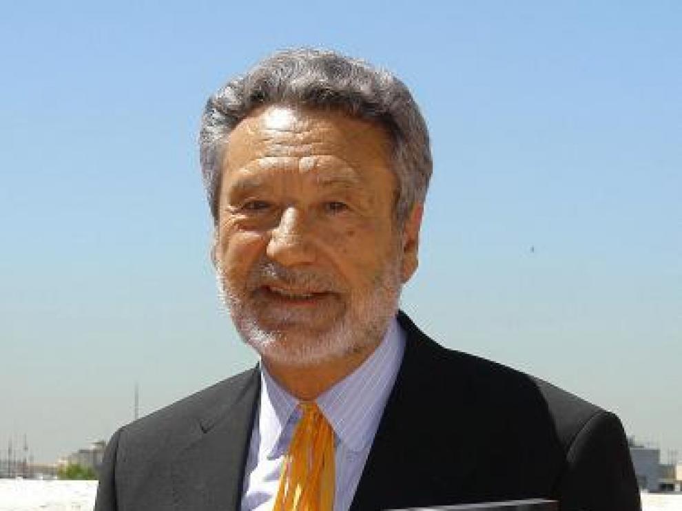 El amor, la ambición, el poder: Luis del Val disecciona la televisión.