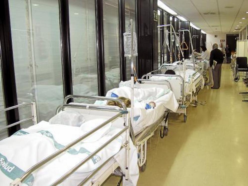 Hasta veinte pacientes esperaban ayer por la mañana en los pasillos de Urgencias para ser ingresados.