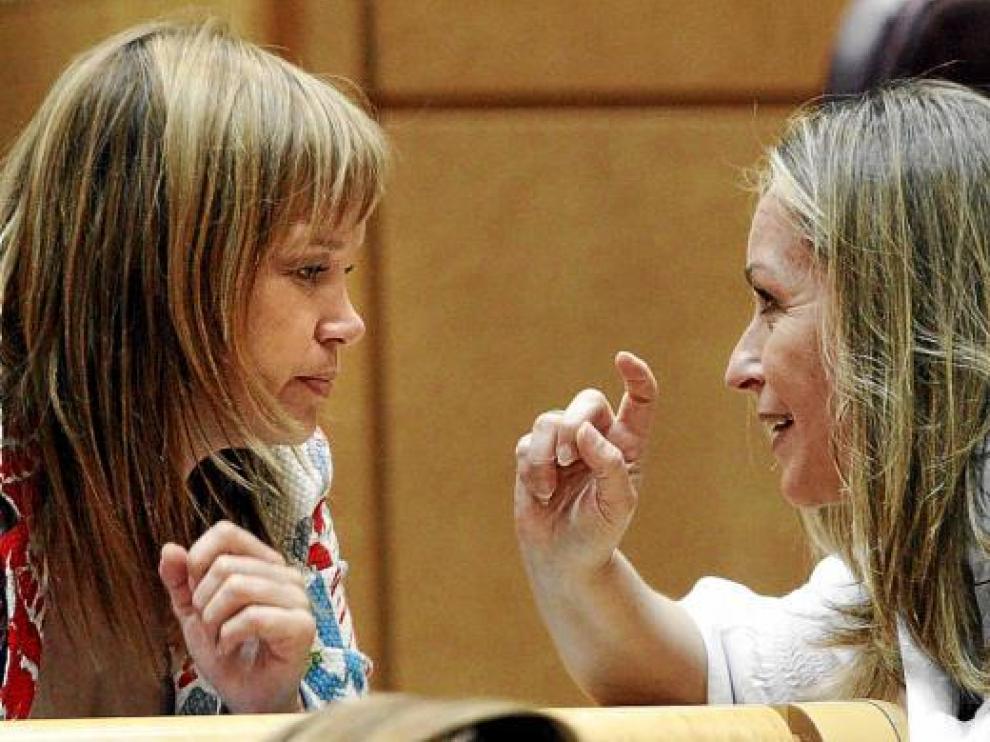 La titular de Sanidad, Trinidad Jiménez, habla con la secretaria de Organización del PSOE, Leire Pajín.