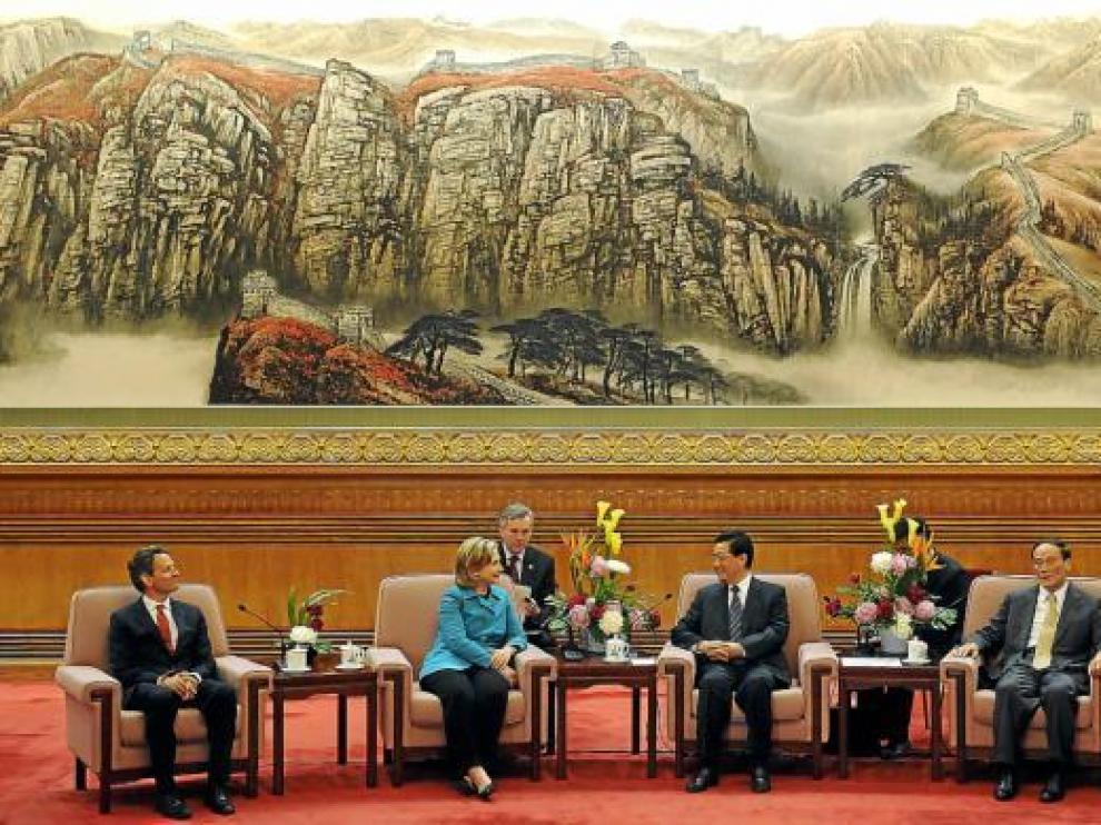 Wen Jiabao (2d) conversa con Hillary Clinton durante la reunión mantenida ayer en Pekín.