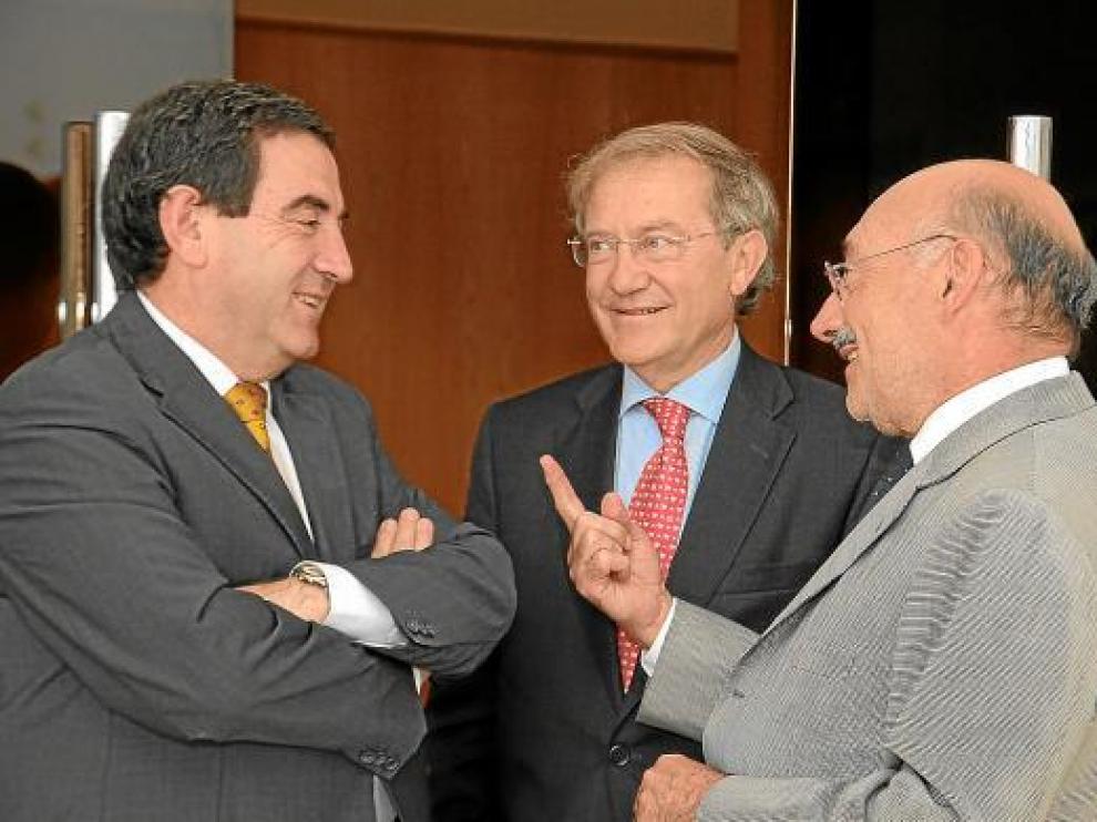 El presidente de la patronal lusa (derecha) conversa con Alfonso Vicente y Jesús Morte, ayer.