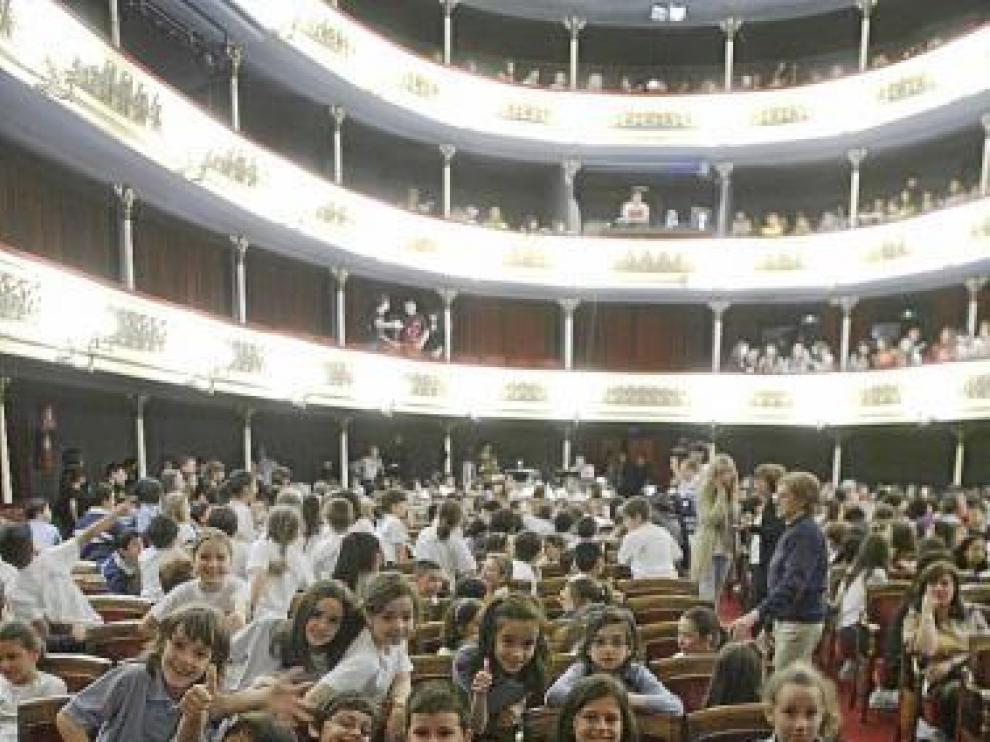 Alumnos del Montessori esperan que comience el concierto.