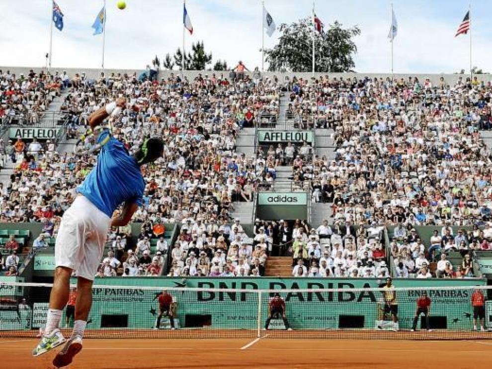 Nadal ejecuta un servicio en el partido de ayer.