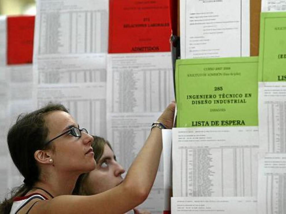 Dos jóvenes consultaban a principio de curso las listas de admitidos en la Universidad de Zaragoza.