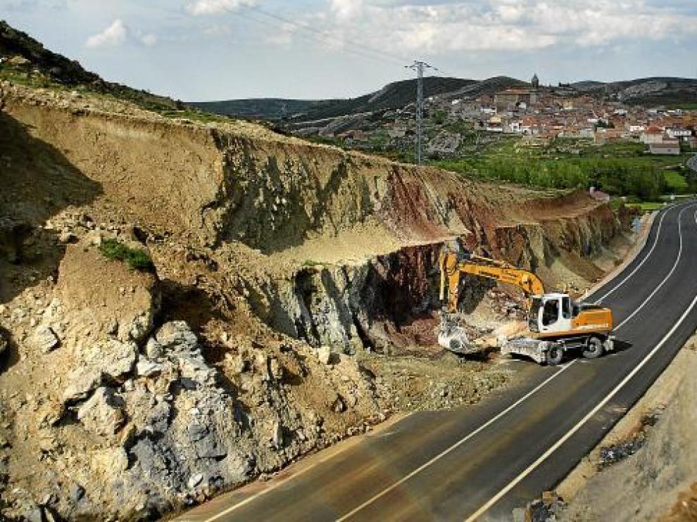 Una máquina comenzó ayer a rebajar la altura de las laderas inestables. Las obras durarán 16 días.