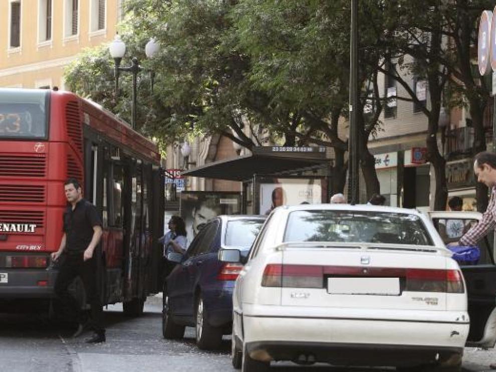 Dos turismos, aparcados ayer en una parada de autobús de la avenida de César Augusto.