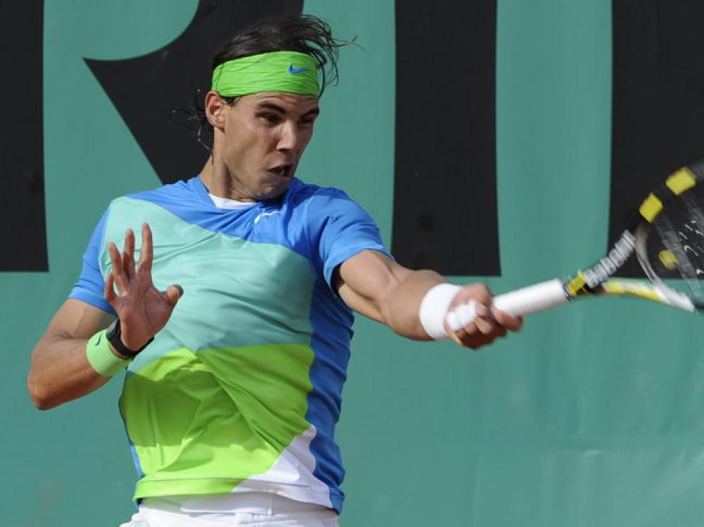 Nadal devuelve una pelota