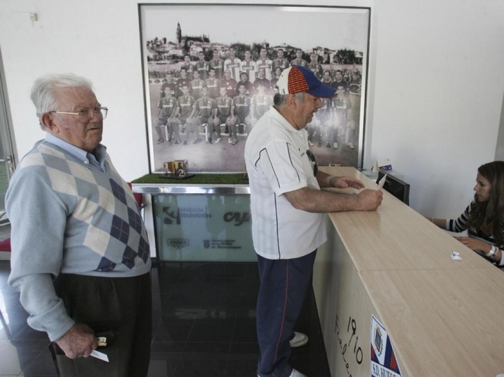 Aficionados ayer, comprando entradas en las oficinas