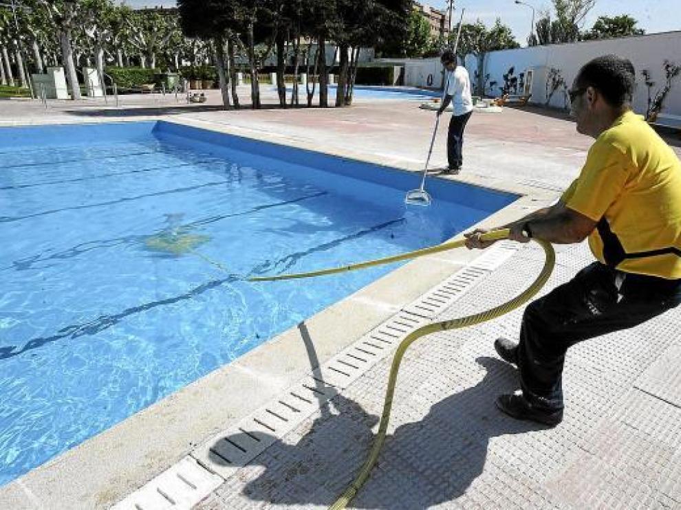 Los operarios municipales trabajaban ayer en la limpieza de la piscina de San Jorge.
