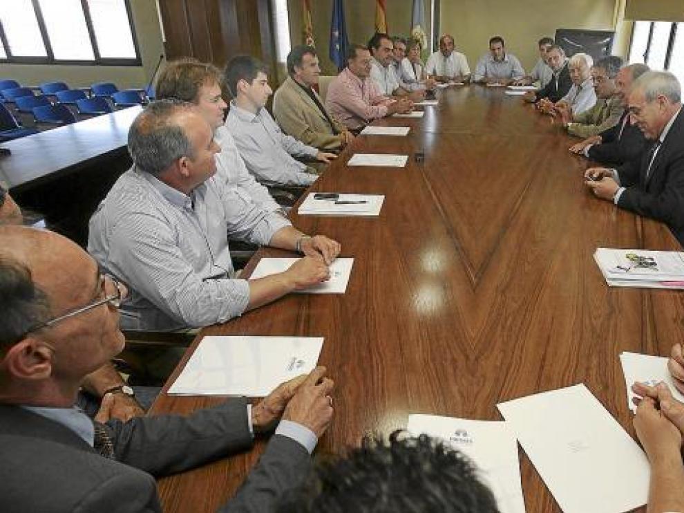 El consejero Silva se reunió ayer con la junta de gobierno de Riegos del Alto Aragón.