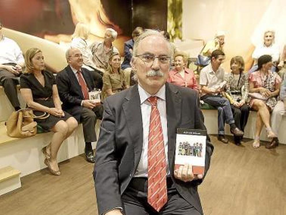 José Luis Mateos con su nuevo libro 'Nosotr@s'.