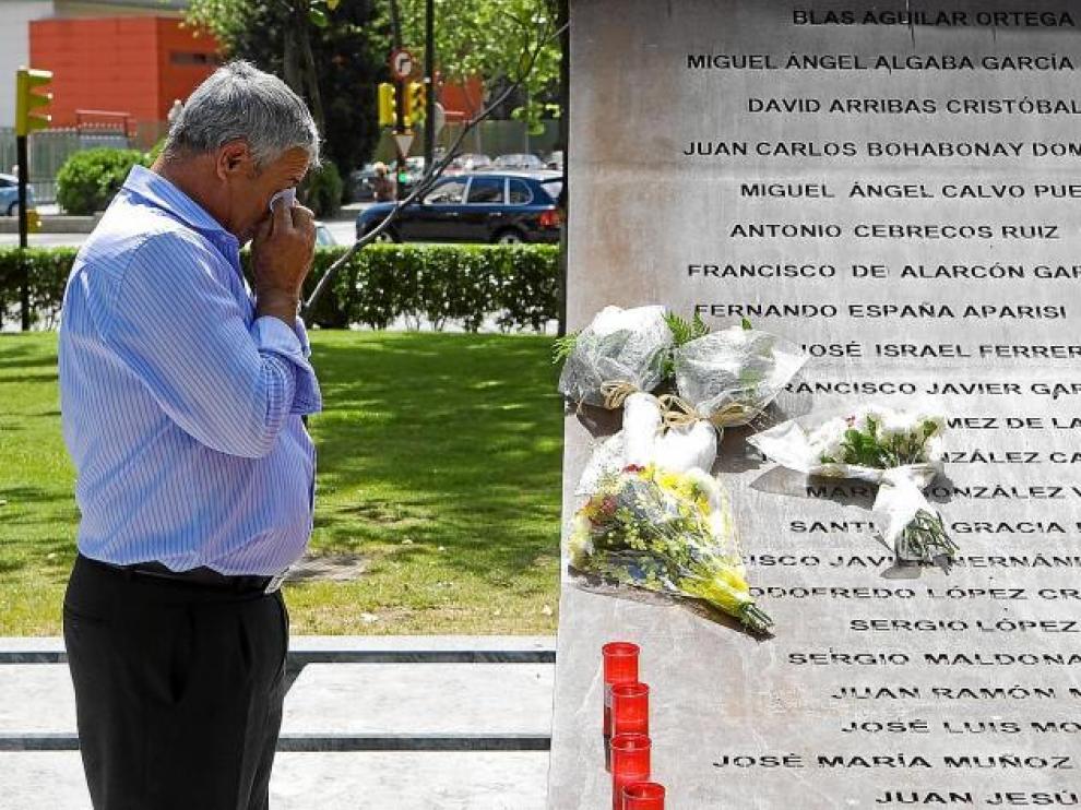 Un familiar de uno de los 62 militares fallecidos en la tragedia del Yak, durante el homenaje celebrado ayer en Zaragoza.