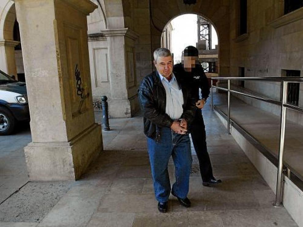El imputado, Domingo Tregón, de 51 años, ayer al llegar al Palacio de Justicia de Teruel.