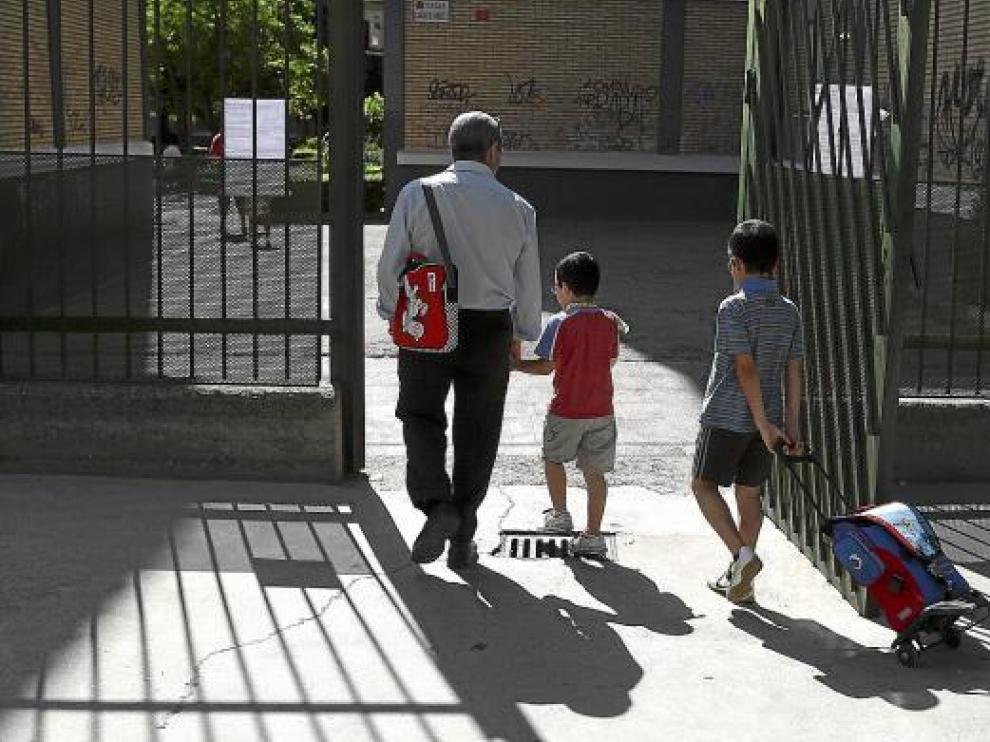 Un padre recogía ayer a sus hijos a la salida de clase en el colegio Eugenio López, en el Arrabal.