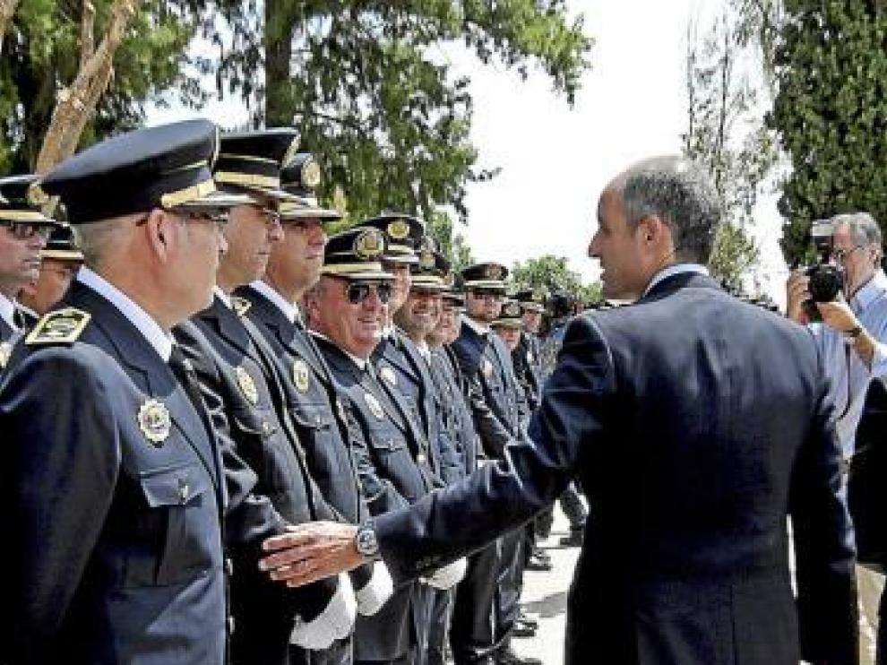 Camps saluda a un grupo de policías, ayer en Cheste.
