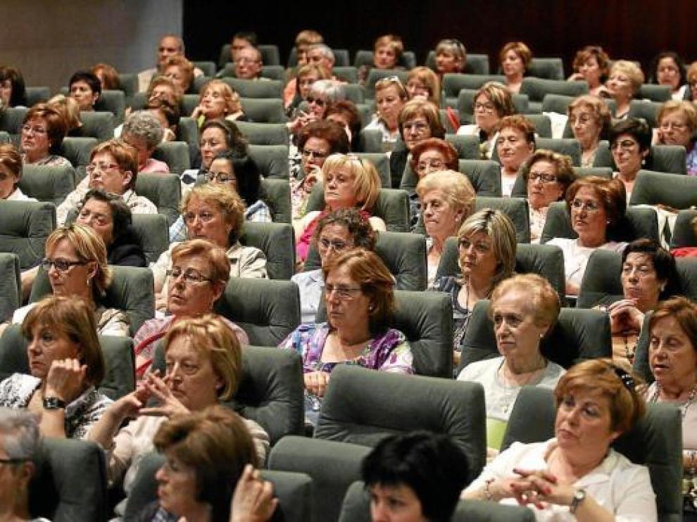Asistentes a la inauguración del congreso nacional de Feaccu, ayer en la Diputación de Huesca.