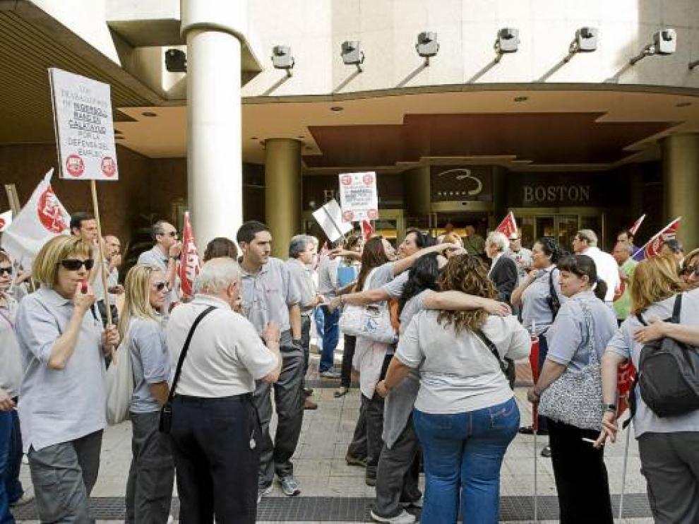 Protesta de empleados de CISA ayer ante el Boston, donde hubo reunión con la empresa.