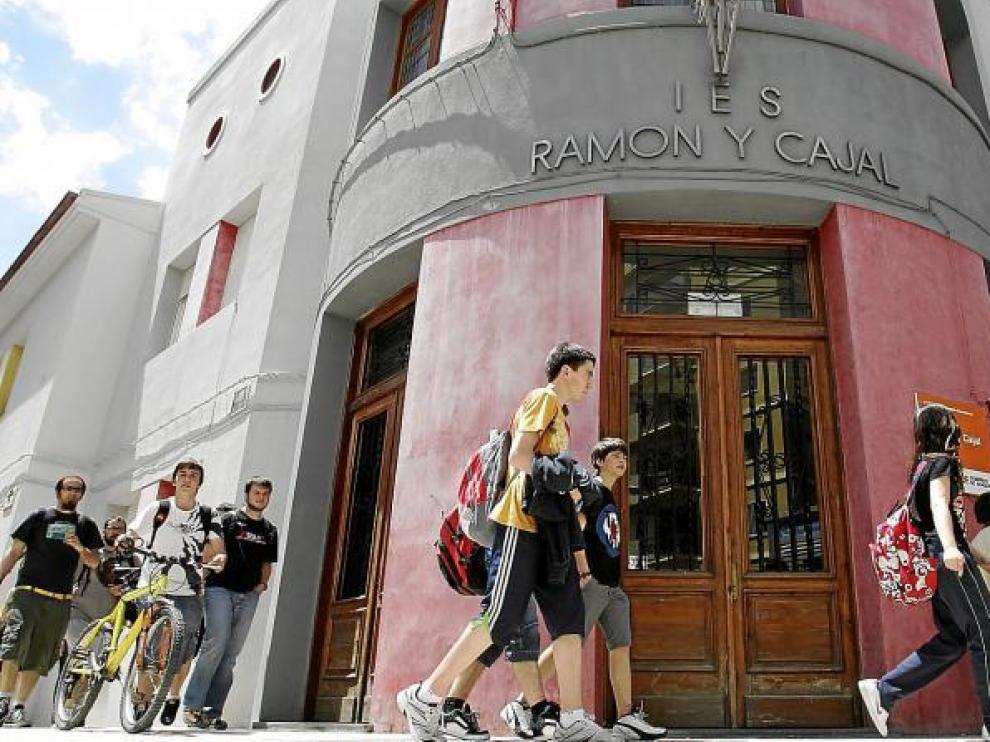 Salida de clase ayer al mediodía de los alumnos del IES Ramón y Cajal, centro que no aplicará el programa 'Escuela 2.0'.